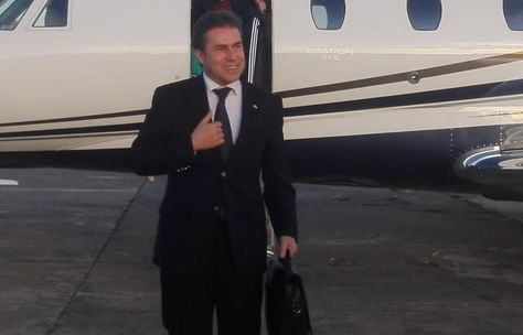 El canciller de la República del Paraguay, Luis Castiglioni, a su arribo al aeropuerto de El Alto.