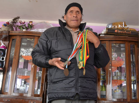 Tataque Quisbert con las medallas que ganó en su carrera 