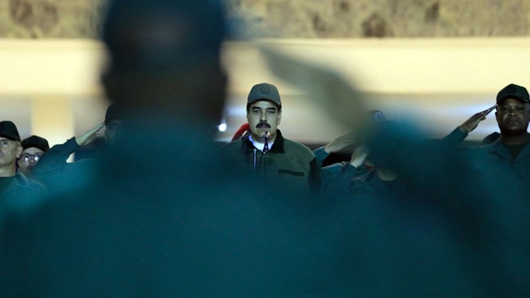 Nicolás Maduro, rodeado de militares (@PrensaFANB)