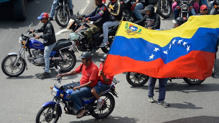 Se estima que hay unos 100.000 colectivos chavistas (AFP)