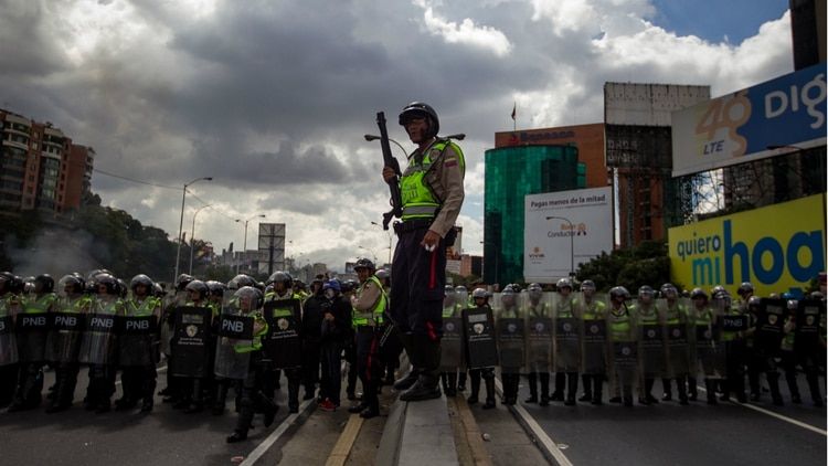 Miembros del PNB cortan una calle en Caracas para impedir una movilizcaión (EFE)