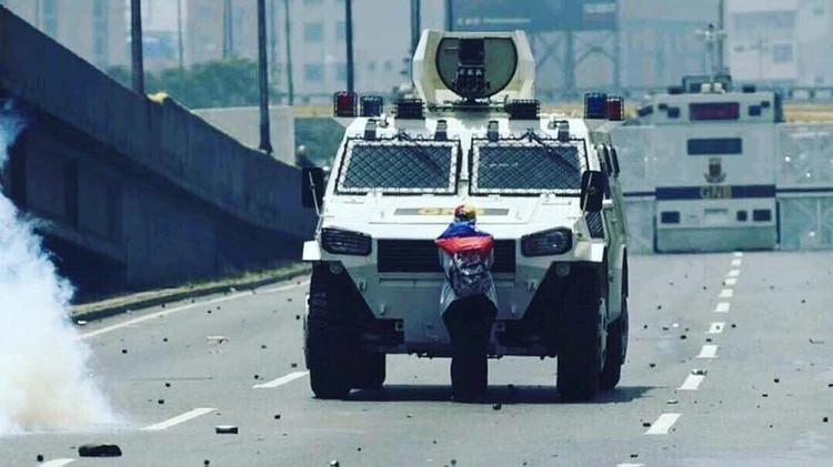 Una de las tanquetas VN-4 “rinoceronte” de la GNB en acción, durante una marcha contra el régimen de Maduro