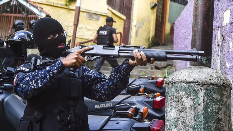 Las FAES (Fuerza de Acción Especial de la Policía Nacional Bolivariana) tomaron fuerza como grupo de tareas. De manera sigilosa, sin grandes operativos y con agentes anónimos -van siempre con la cara cubierta- se ocuparon de sofocar cualquier protesta en los barrios más pobres del país.