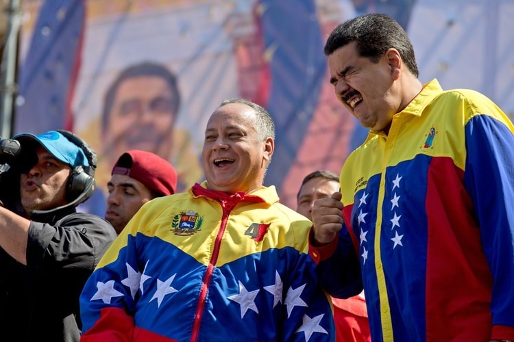 Diosdado Cabello y Nicolás Maduro (AP)
