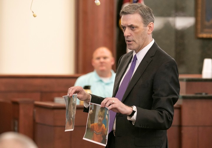 El fiscal Rick Hubbard le muestra al jurado fotos de Nahtahn Jones, uno de los niños asesinados. (AP)