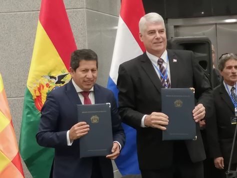 El ministro boliviano de Hidrocarburos, Luis Alberto Sánchez, y su homólogo paraguayo de Obras Públicas y Comunicaciones, Arnoldo Wiens Durksen