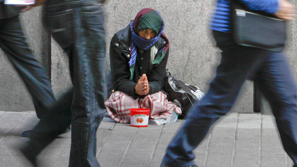 Foto: Una mujer sin techo en el centro de Helsinki, julio de 2008. (Reuters)