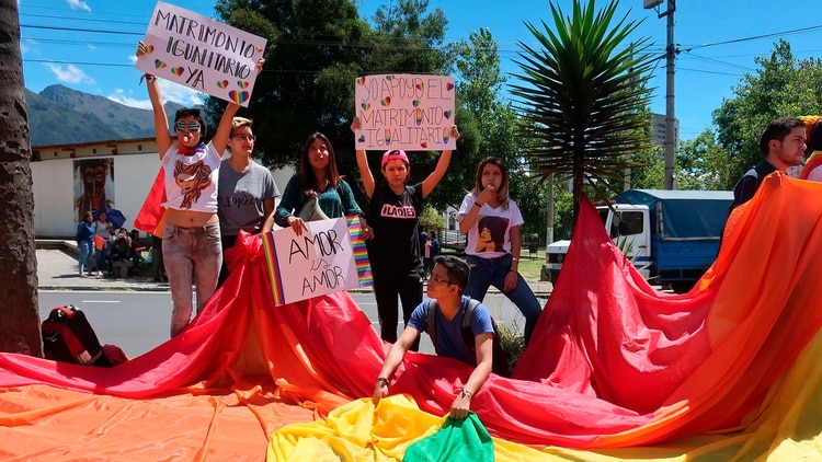 Activistas LGTBQ afuera de la Corte Constitucional de Ecuador (EFE/ Daniela Brik)