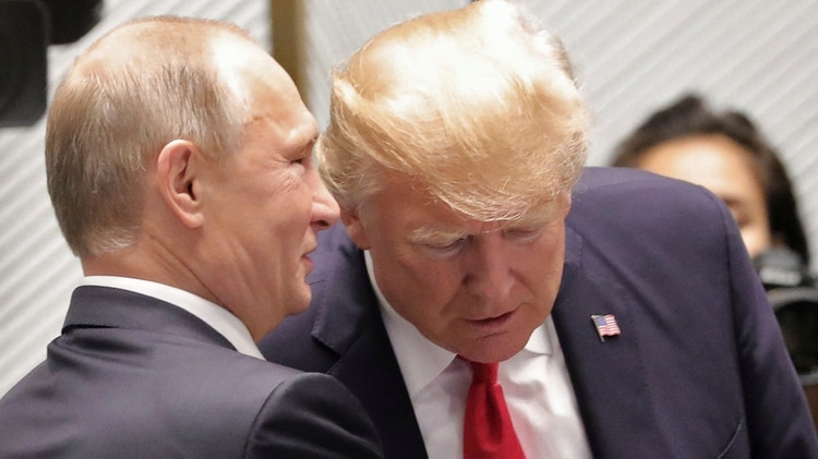 Vladimir Putin junto a Donald Trump (Reuters)