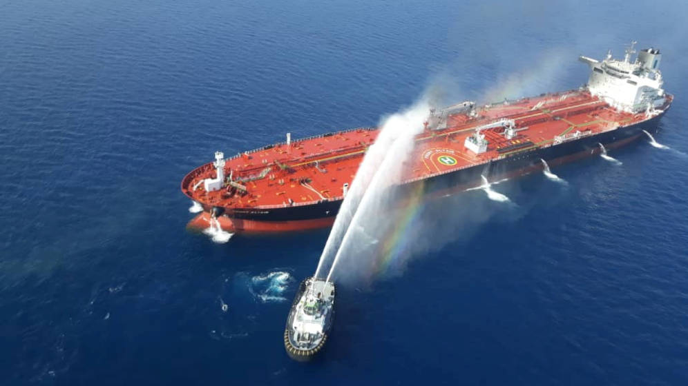 Foto: Un petrolero en llamas en el Golfo de OmÃ¡n. (Reuters)