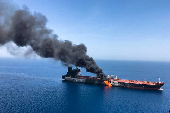 Tanquero en llamas en el Golfo de OmÃ¡n. (Reuters)