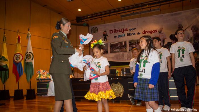 Mujer policÃ­a en Colombia promueve campaÃ±a de prevenciÃ³n del consumo de drogas e inclusiÃ³n de niÃ±as, niÃ±os y jÃ³venes. 