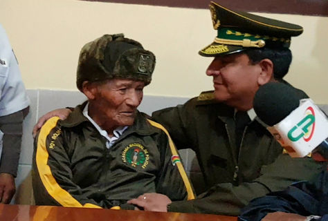 Zenobio Mamani en un encuentro con el comandante general de la Policía, general Yuri Calderón. Foto: La Razón 