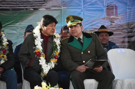 El presidente Evo Morales conversa con el comandante de la Policía, general Yuri Calderón.