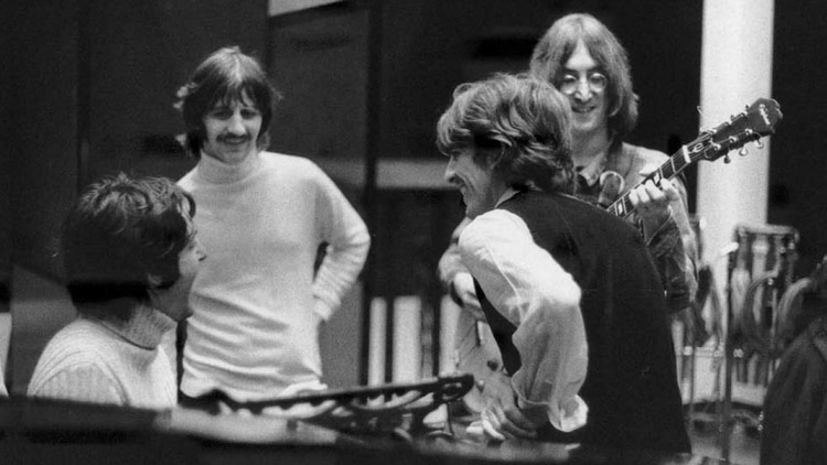 Teh Beatles, en el estudio grabando el Album Blanco