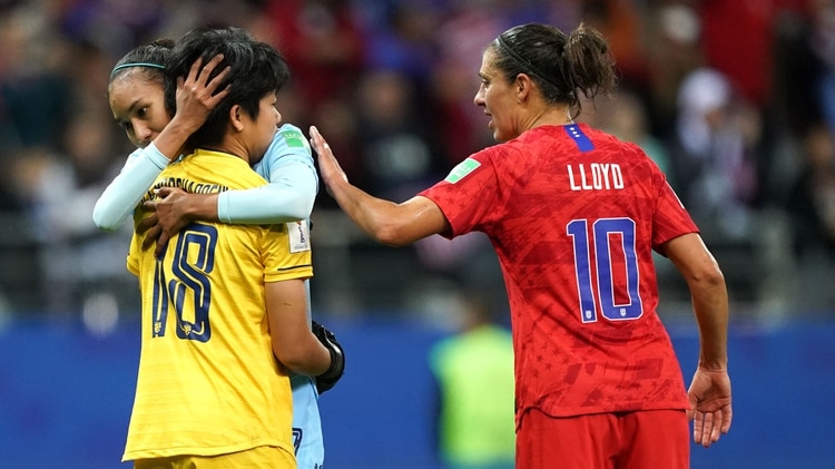 La delantera Carli Lloyd (derecha) y la guaardameta tailandesa Sukanya Chor Charoenying (izquierda) depués del partido entre Estados Unidos y Tailandia correspondiente al grupo F de la Copa Mundial Femenil Francia 2019. (Foto: Lionel BONAVENTURE / AFP)