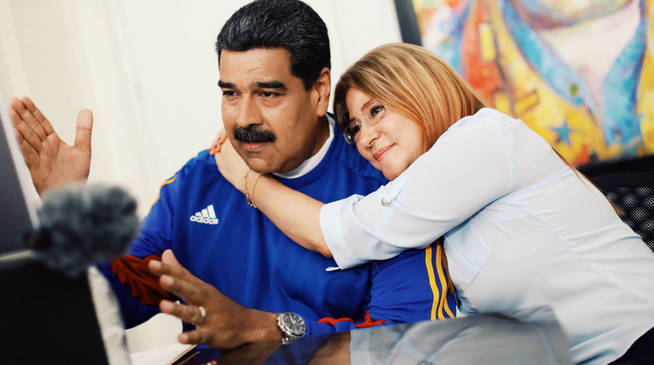 Cilia Flores abraza a NicolÃ¡s Maduro en una foto difundida por el gobierno venezolano. (EFE)