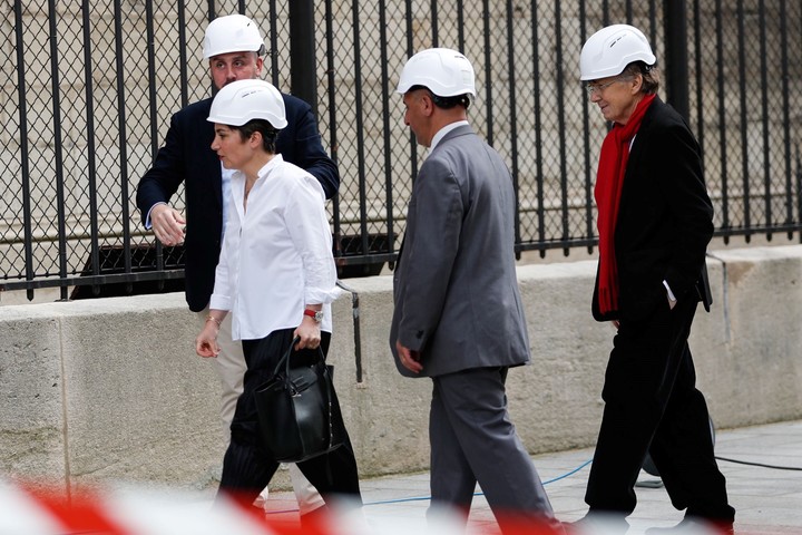 Los miembros del equipo que trabajan en la reconstrucción de Notre Dame entran este sábado a la catedral, en París, para la primera misa dos meses después del feroz incendio. /AFP