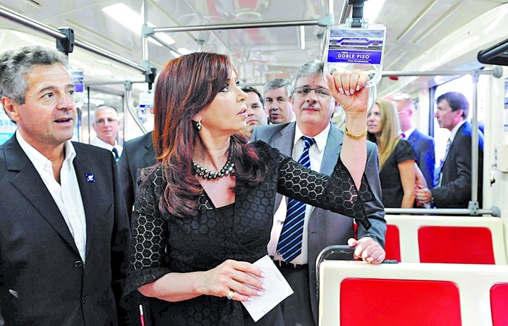 Cirigliano, Cristina y Schiavi, en marzo de 2011, un un vagón de doble piso del Sarmiento.