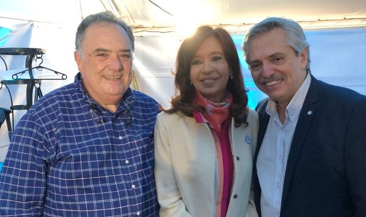 Eduardo Valdés con Cristina Kirchner y Alberto Fernández, en el acto por el 25 de Mayo.