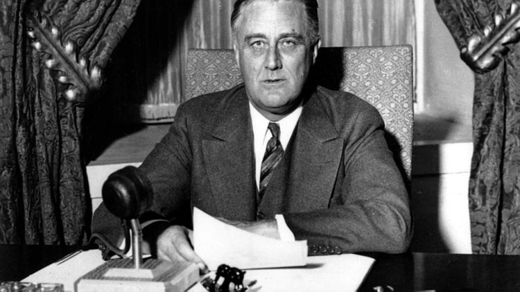 Franklin Delano Roosevelt fue el primer presidente en dejar de lado la tradición de Washington, y el único en gobernar durante más de dos mandatos (obtuvo en total cuatro)