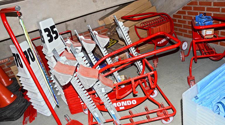 El material deportivo de atletismo de la marca Mondo, guardado en el Cefed. | Pablo Rivera