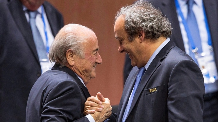El presidente de la UEFA Michel Platini y el responsable de la FIFA Joseph S. Blatter, después de su nueva elección en mayo de 2015, meses antes que ambos fueran acusados por el Comité de Ética de la entidad (EFE/ Patrick B. Kraemer)