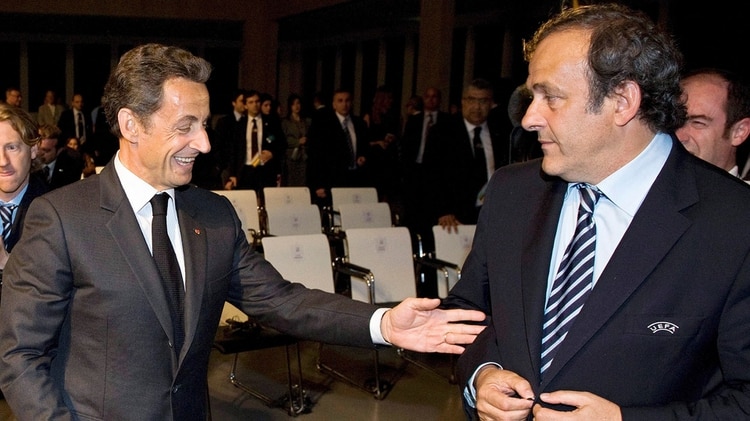 Una reunión entre Nicolas Sarkozy, ex presidente de Francia, y Michel Platini, líder de la UEFA, para favorecer a Qatar sería clave en la investigación (EFE/Laurent Gillieron)