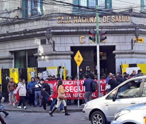 Trabajadores de la CNS protestan en puertas de la oficina nacional, en La Paz. Fue la semana pasada.
