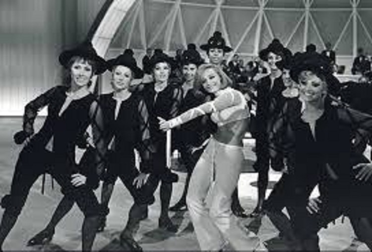 Raffaella Carrà realizando una de sus coreografías más famosas