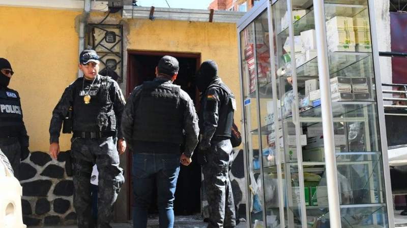 Decomisan medicamentos en almacenes ilegales en El Alto