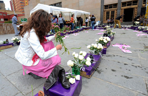 Una protesta simbólica contra el feminicidio en La Paz.