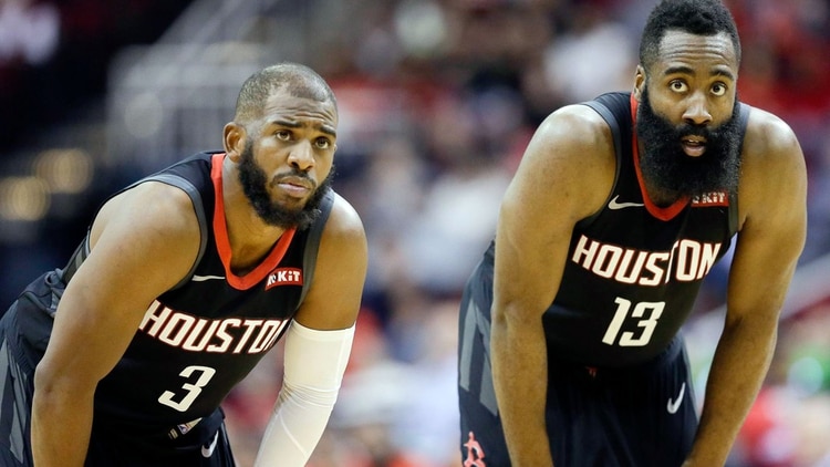 Chris Paul le habría pedido a la gerencia de los Houston Rockets ser traspasado debido a su mala relación con James Harden (AP)