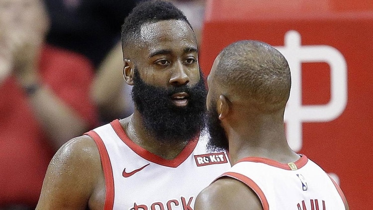 Chris Paul y James Harden estaría enfrentados y su futuro en los Houston Rockets es una incógnita (AP)