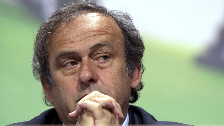 (FILES) Platini fue detenido por presunto soborno activo y pasivo en la designación de la sede del Mundial 2022 (Foto: SEBASTIAN DERUNGS / AFP)