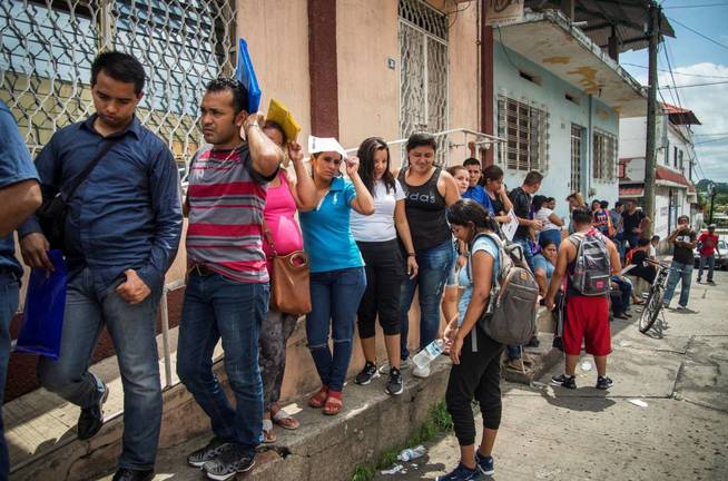 Migrantes centroamericanos hacen fila frente a las oficinas de la ComisiÃ³n Mexicana de Ayuda a Refugiados (Comar), este miÃ©rcoles tras cruzar la frontera desde Guatemala, en Tapachula (MÃ©xico). (EFE)