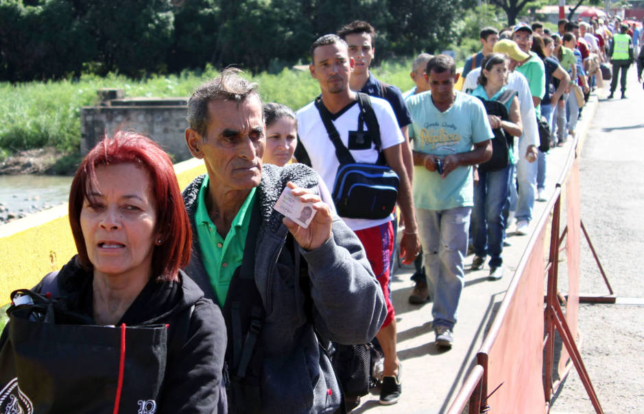 Cientos de personas cruzan hacia Colombia desde la frontera con Venezuela. (EFE)