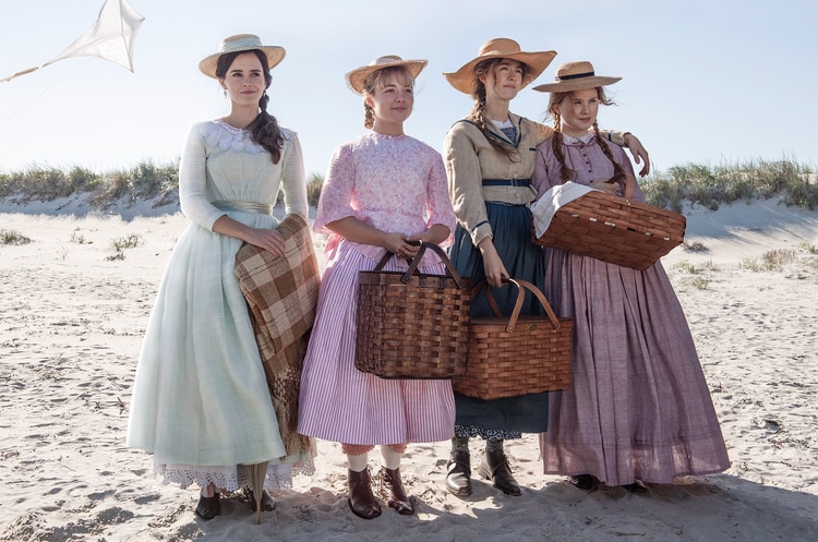 Las hermanas March (Emma Watson como Meg, la mayor; Florence Pugh, como Amy; Saoirse Ronan como Jo y Eliza Scanlen como Beth ), durante un picnic en la playa (Foto: Vanity Fair)