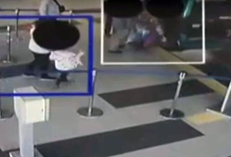 La escena en la que la madre y la niña y los dos sindicados ingresan a una cabina de la Línea Verde.
