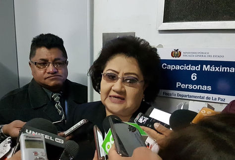 La fiscal Silvia León habla a los medios.