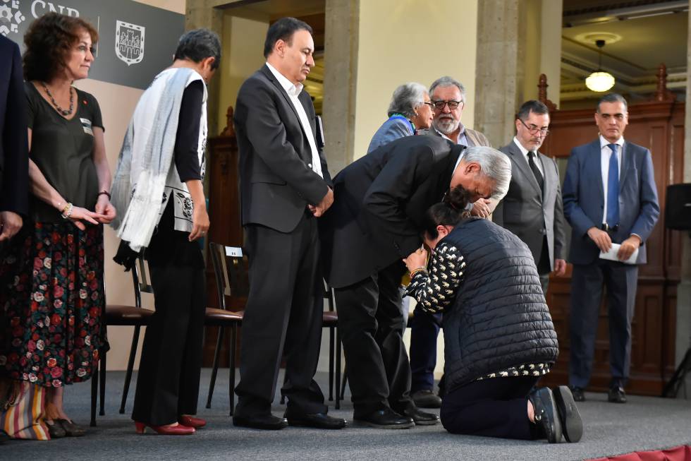 LÃ³pez Obrador y la seÃ±ora MarÃ­a Isela VÃ¡zquez, este lunes en MÃ©xico. 