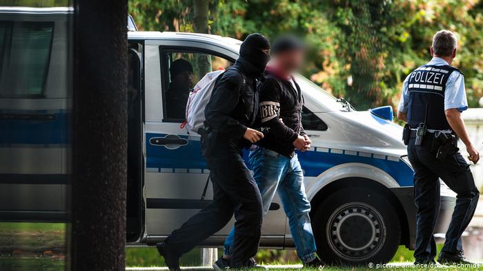 Miembro del grupo terrorista Revolution Chemnitz es conducido a un tribunal en Karlsruhe. 