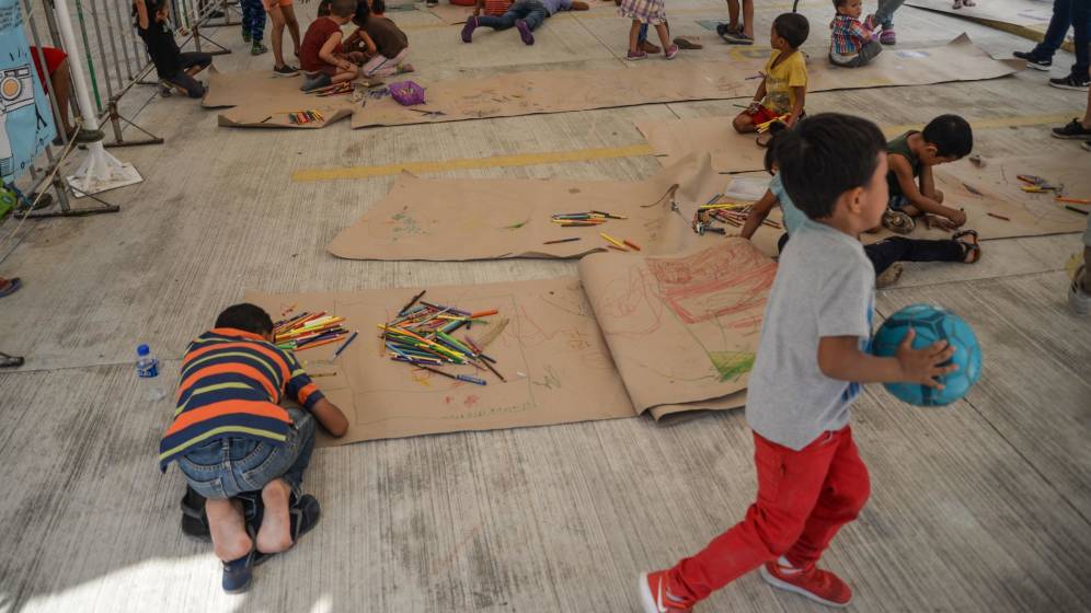 Foto: Unicef verifica la condiciÃ³n de los niÃ±os que viajan en caravana migrante. (EFE)