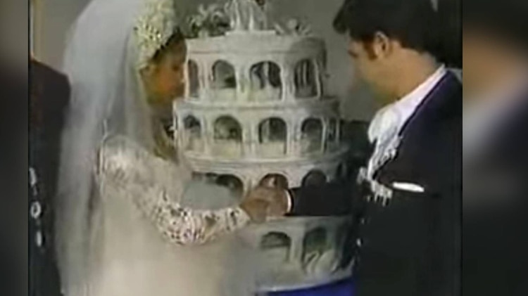El pastel de varios pisos era una tradición en las bodas mexicanas (Foto: Captura de pantalla)