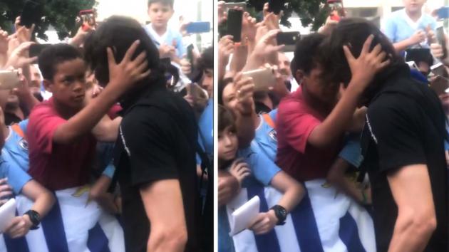 el gran gesto de ddinson cavani con un nino brasileno en copa america