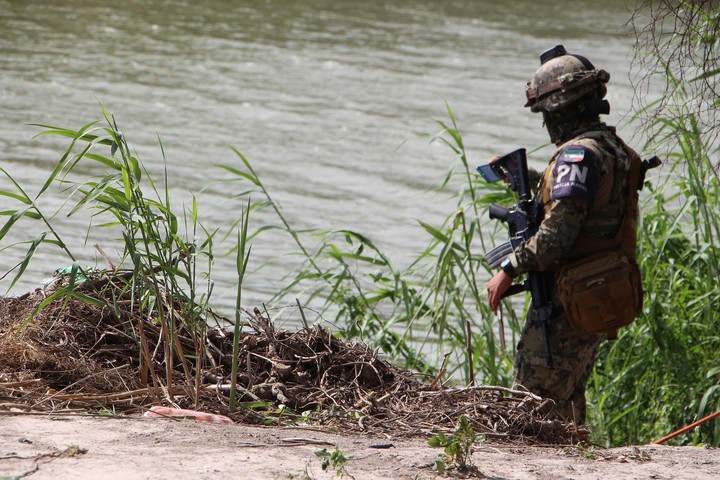 Un miembro de la Policía mexicana patrulla la zona donde fueron hallados los cuerpos./ EFE