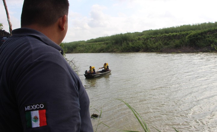 Un rescatista de la Protección Civil mexicana trabaja en la zona donde fueron hallados los cuerpos./ EFE
