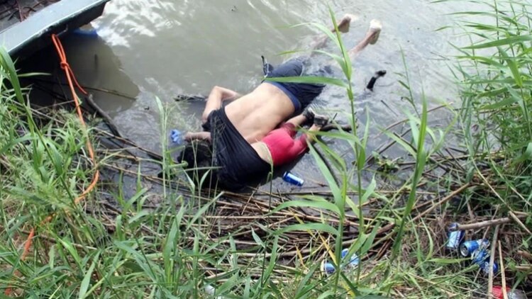 El domingo pasado, un hombre y su hija, de un año 11 meses, murieron a la orilla del río bravo, tras ser arrastrados por la corriente (Foto: EFE)