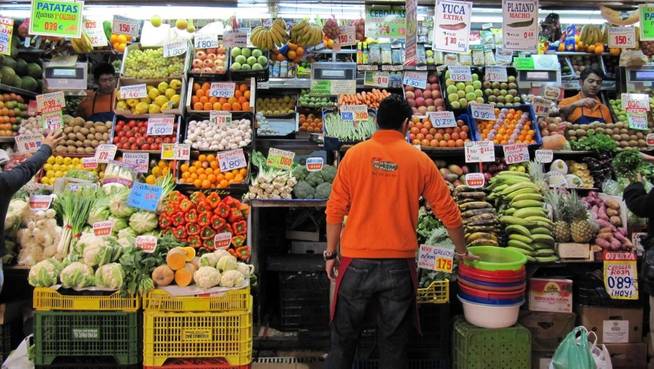 Un dependiente de una fruterÃa de Madrid. (EC)