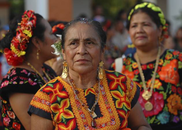 Una mujer vestida de tehuana, traje tradicional de Oaxaca Una mujer vestida de tehuana, traje tradicional de Oaxaca